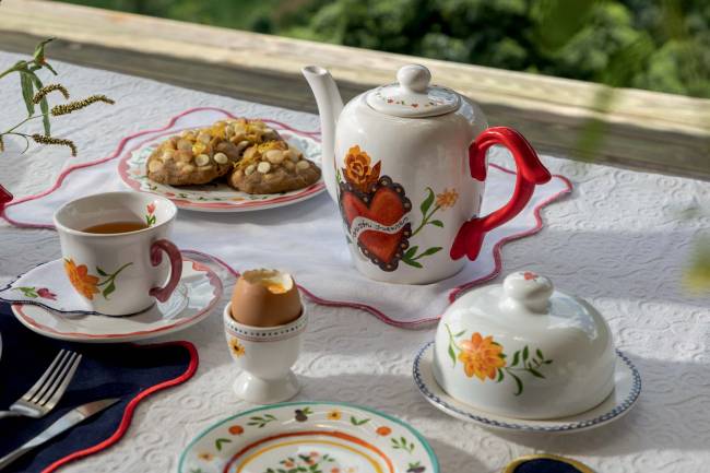 Mesa com objetos como bule, prato, porta-ovo e manteigueira estampados