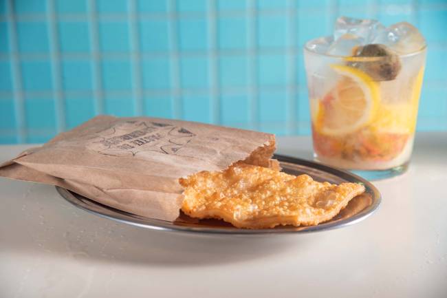 Palmito em papel de pão em bandeja de metal