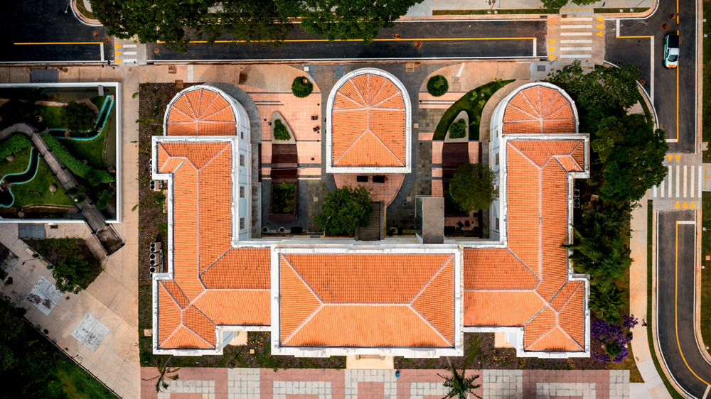 Fachada Edificio Vital Brazil – Biblioteca (Comunicação Butantan) (1).jpg Vista aérea do Edifício Vital Brazil, com paredes brancas, jardim na frente e telhado marrom.