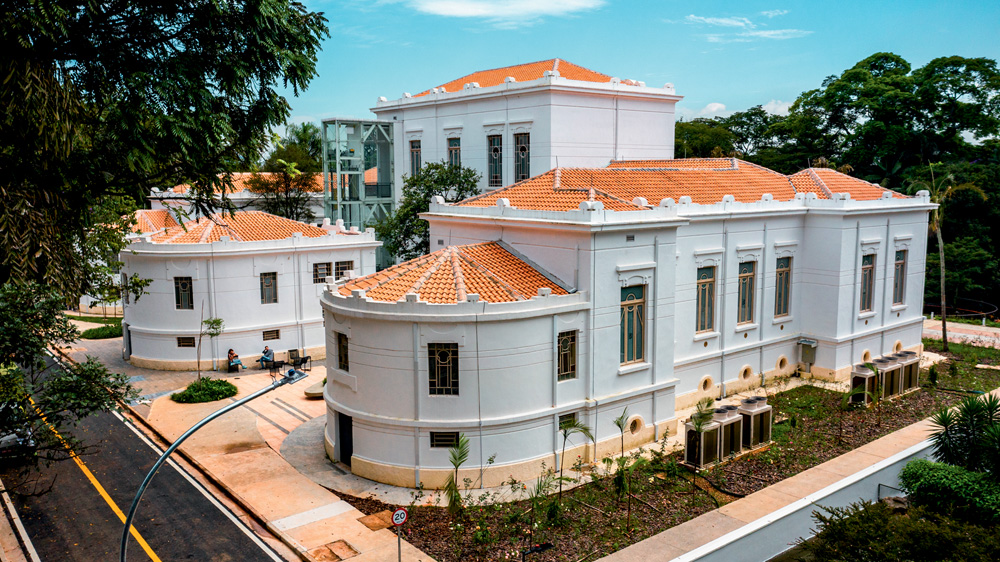Fachada Edificio Vital Brazil – Biblioteca (Comunicação Butantan) (2).jpg Fachada central do Edifício Vital Brazil, com paredes brancas, jardim na frente e telhado marrom.