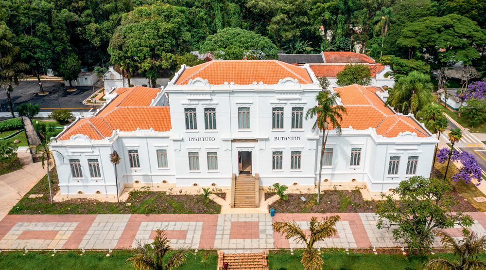 Fachada Edificio Vital Brazil – Biblioteca (Comunicação Butantan) (3).jpg Fachada central do Edifício Vital Brazil, com paredes brancas, jardim na frente e telhado marrom.
