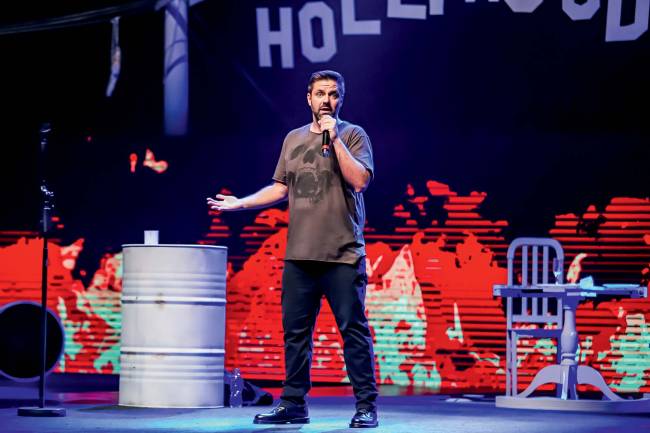 Fábio Rabin Homem com microfone na mão em cima de palco