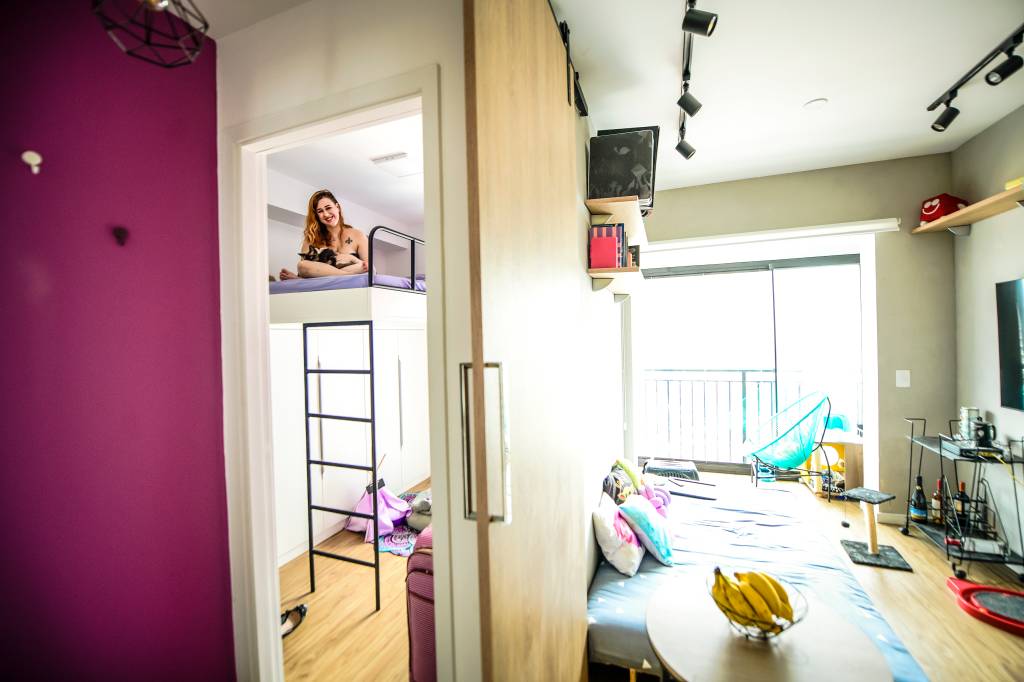 São Paulo 14 março 2023MICRO APARTAMENTOSFoto Alexandre Battibugli VSP Adaptação: Giovanna colocou a cama no alto para ter mais espaço