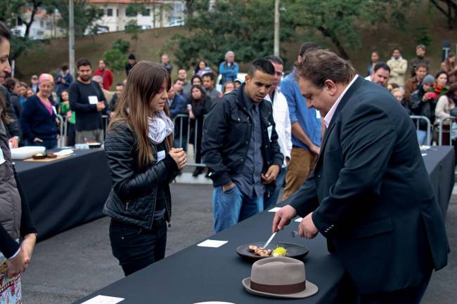 Jacquin experimenta prato de Elisa Fernandes na primeira seletiva do MasterChef. Foto Rodrigo Belentani.JPG Jacquin avalia o prato de Elisa na estreia da primeira temporada do Masterchef Amadores
