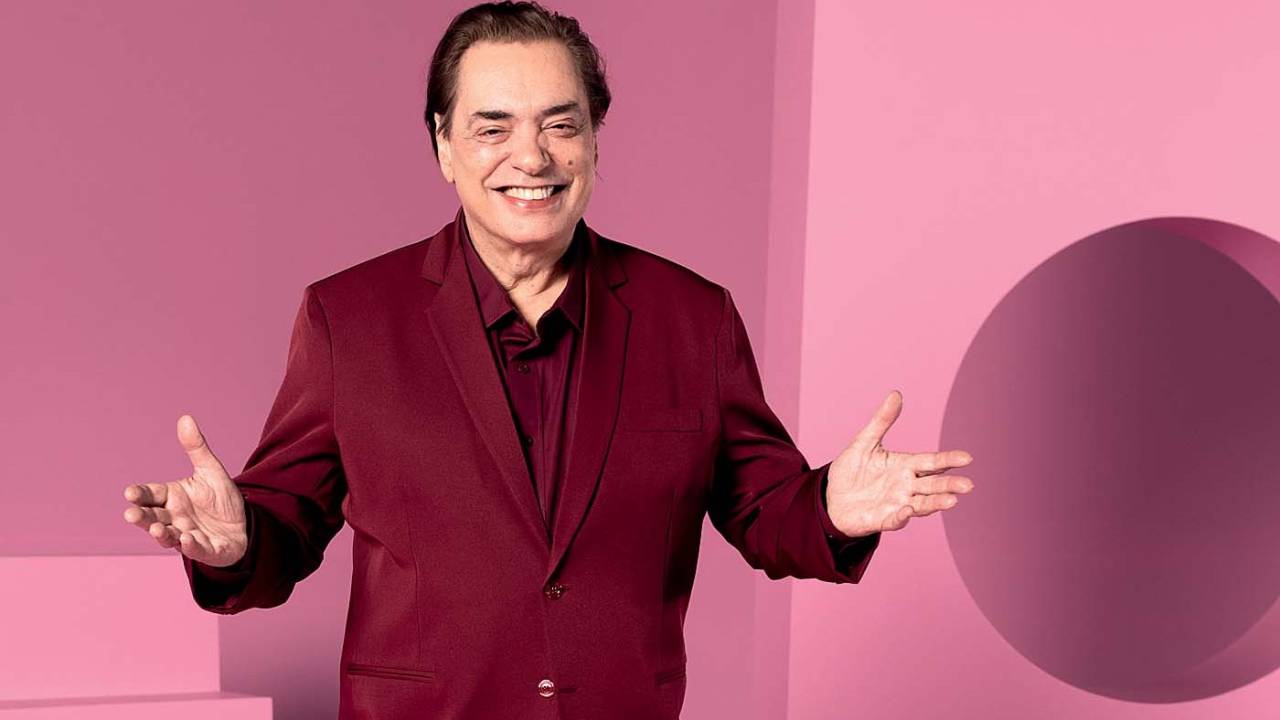 José Rubens Chachá como Silvio Santos, de terno roxo