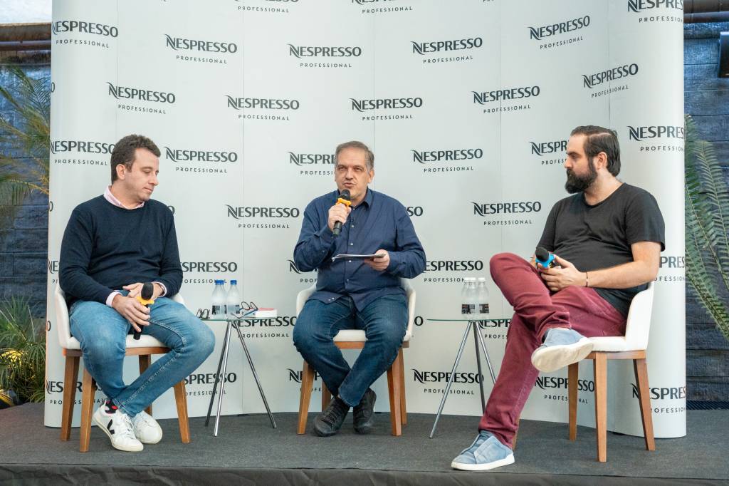 Três homens sentados conversando: Rodrigo Malfitani, Arnaldo Lorençato e Benny Goldenberg