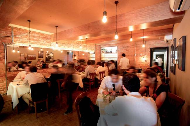 Più Pinheiros Ambiente interno de restaurante com pessoas em mesas e andando