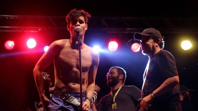 QUARTA FOTO – crédito Cauê Montagner Ruy Brissac, o Dinho, no palco, ao lado de produtor e diretor