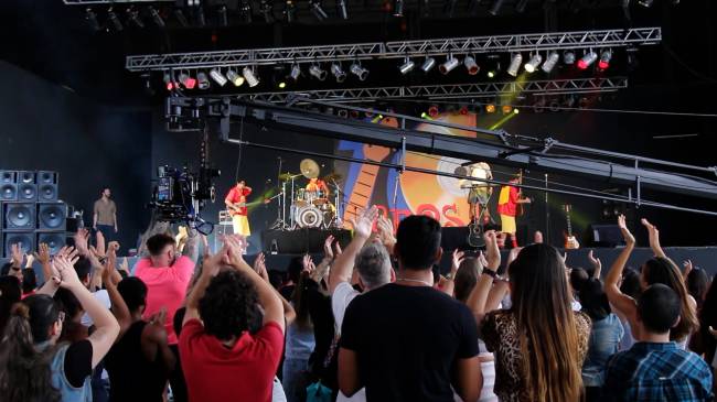 Cena do show no Thomeuzão na produção sobre os Mamonas Assassinas