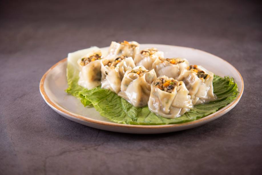 Shumai: trouxinha vegana recheada de cogumelos e tofu ao curry japonês, o karê