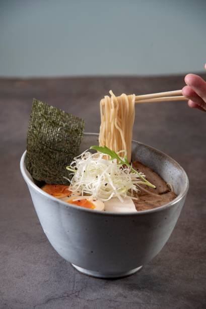 Shoyu lámen: no estilo de Tóquio, com macarrão hossomen, caldo claro ao molho de soja, fatias de copa lombo, peito de frango cozido, ovo inteiro marinado, broto de bambu, cebolinha japonesa, alga nori e de pimenta-do-reino