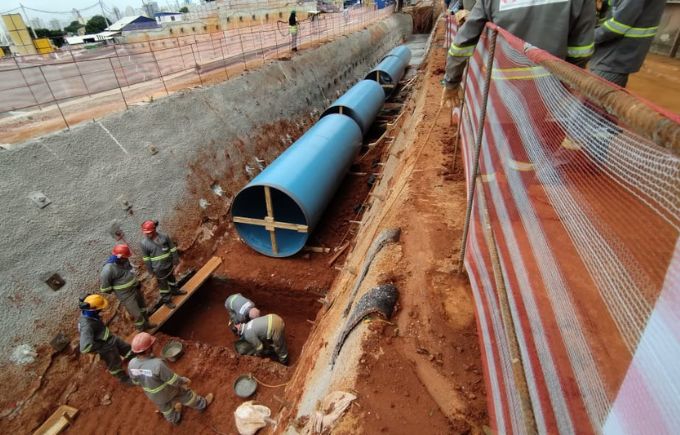 Tubulação que desviará adutora que abastece 2,5 milhões de pessoas na Zona Leste da capital