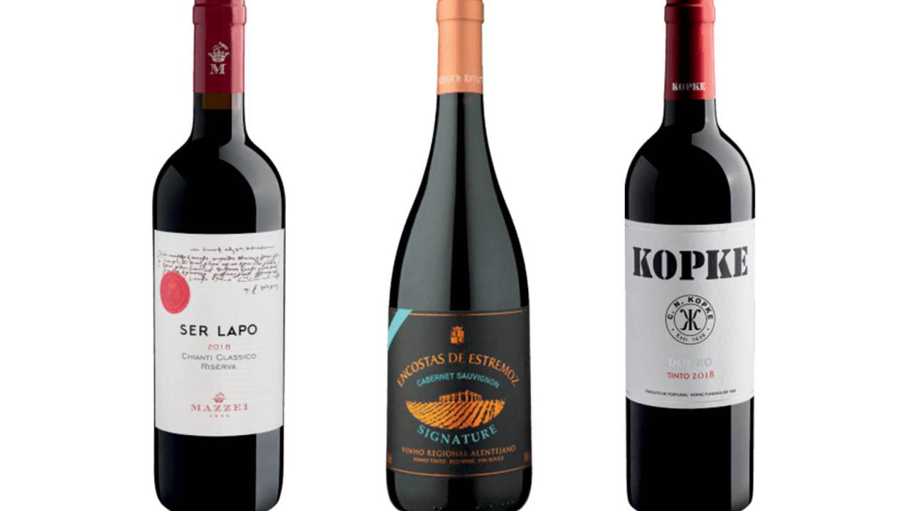 três garrafas de vinho