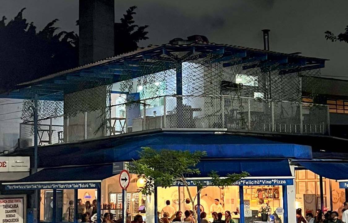 Estabelecimento de esquina envidraçado com pintura azul e branca