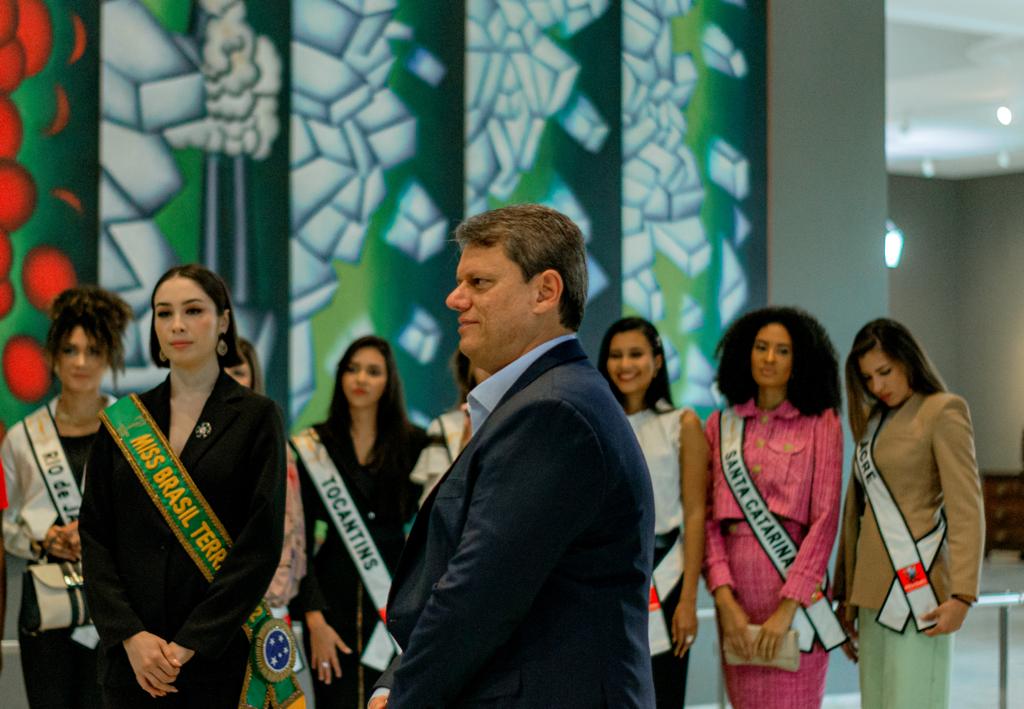 Homem em frente a mulheres