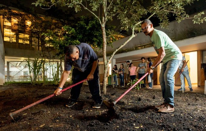 Preparo: alunos fazem covas na terra; no roçado, eles são os professores