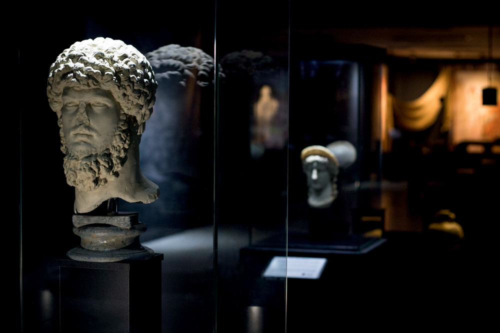 Imagem mostra busto de Imperador dentro de vitrine