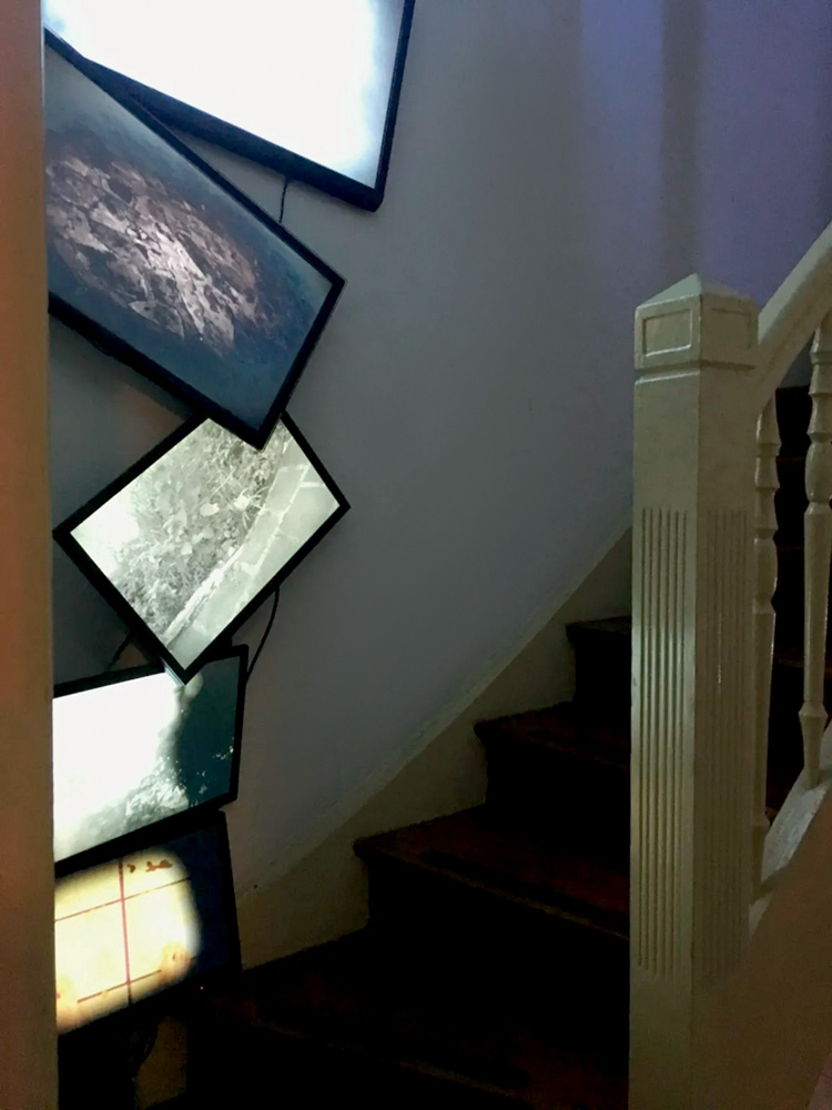 CANVAS Audiovisuais Imagem mostra instalação com TVs e escada ao lado
