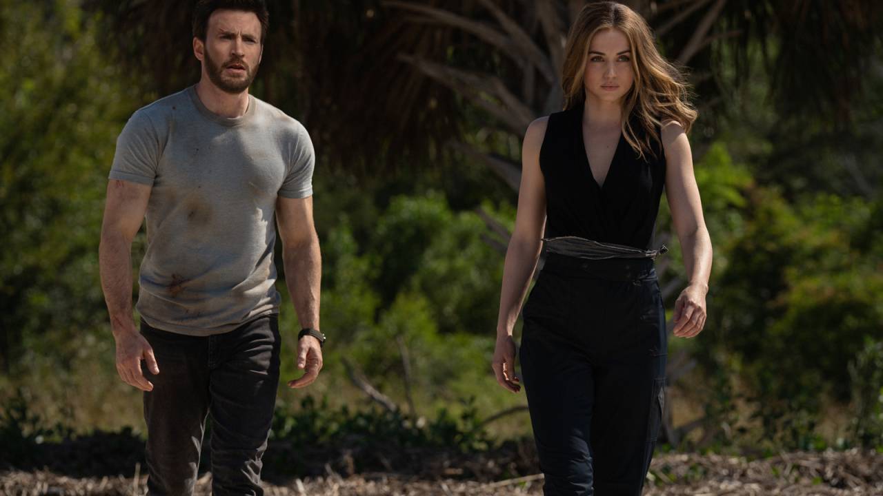 Homem e mulher andam na praia