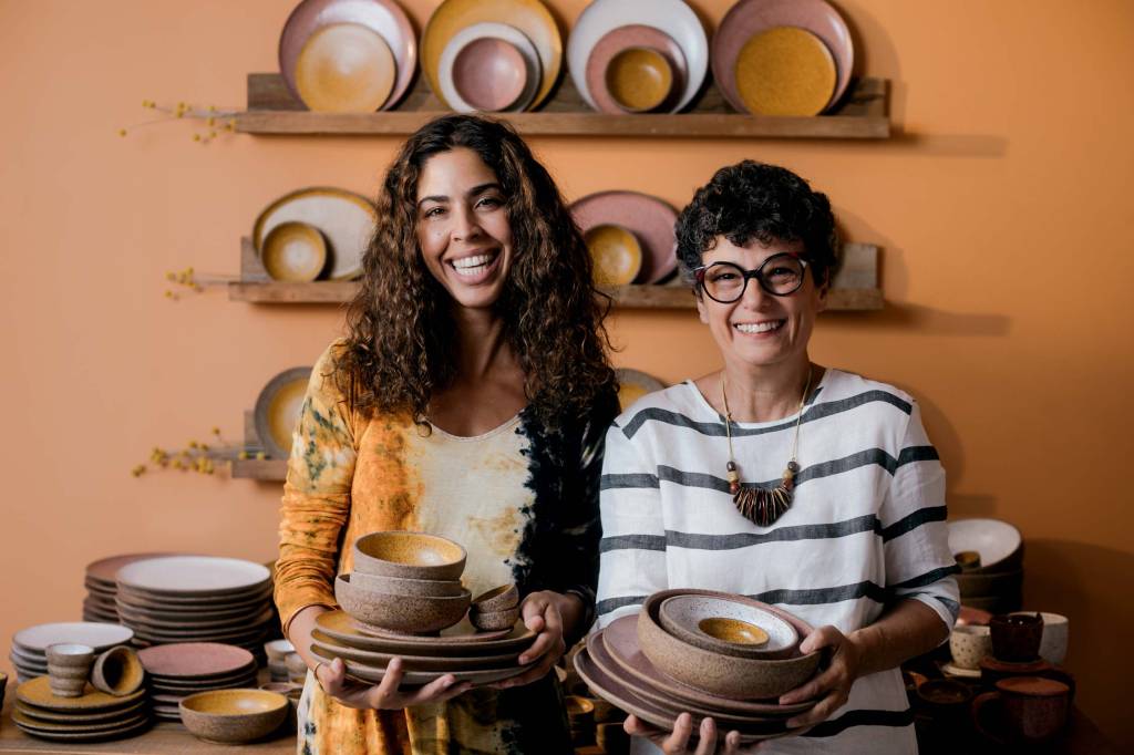 Duas mulheres segurando louças