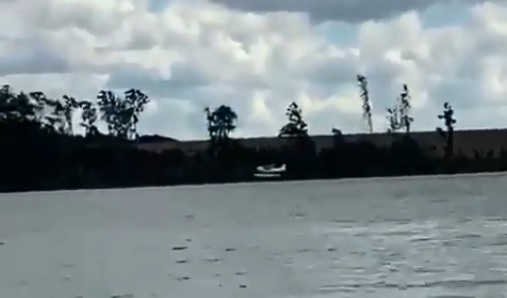 Aeronave cai em represa e deixa dois mortos