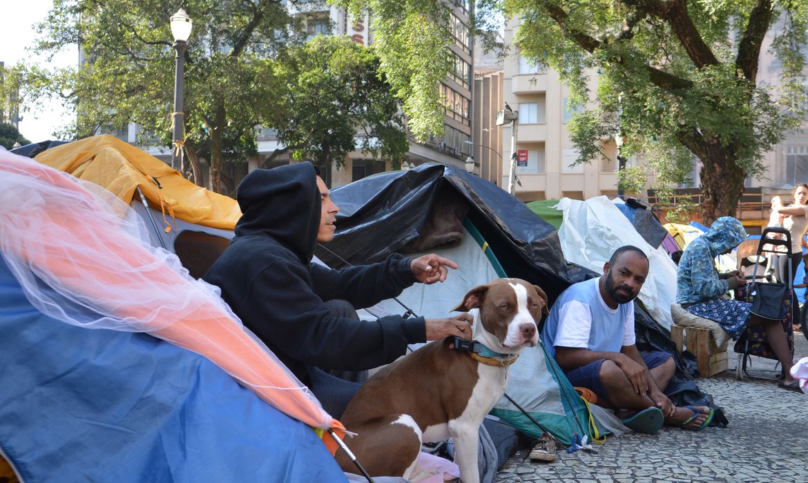 Desabrigados do prédio que desabou em maio, e que ainda estão acampados no Largo do Paissandu por falta do aluguel social, se recusam a retirar barracas para Prefeitura realizar limpeza com água.