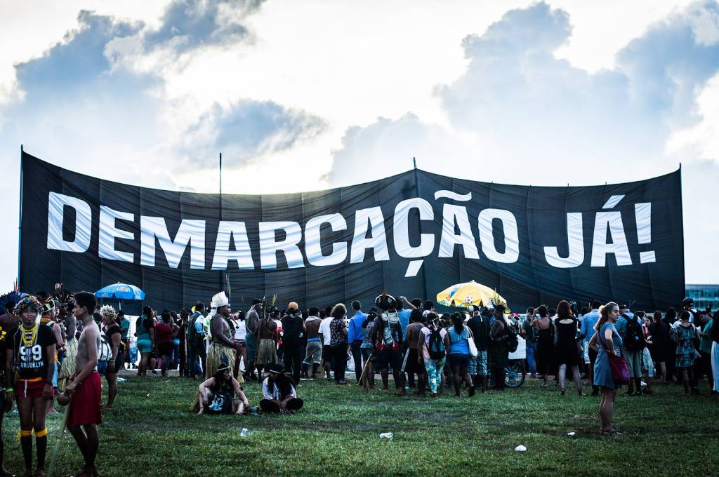 Pessoas segurando uma faixa 'Demarcação Já!'