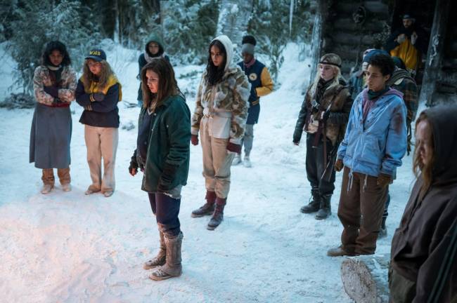 yellowjackets – credito Showtime Diversas meninas assustadas em floresta cheia de neve