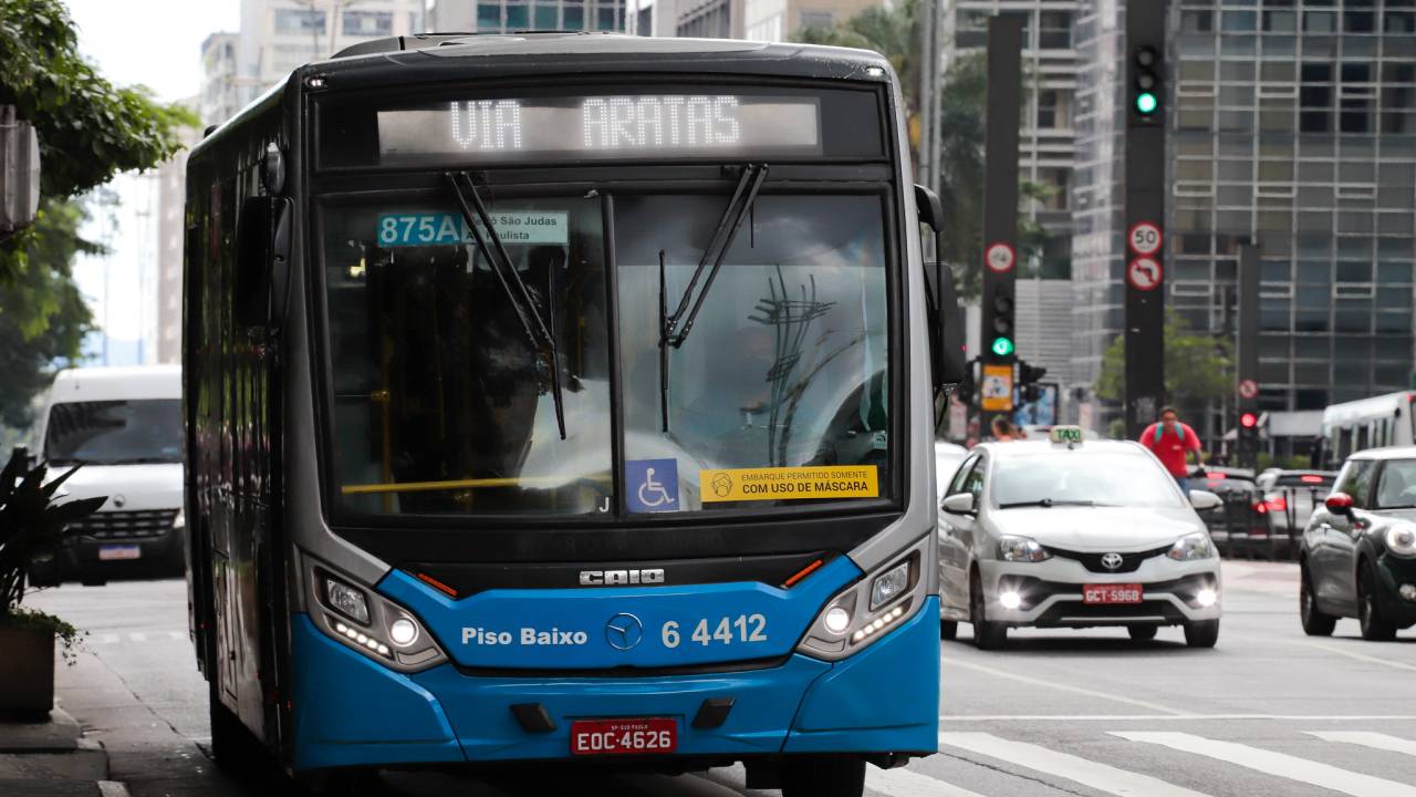 Ônibus.