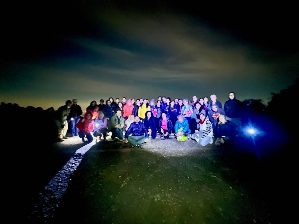 Desde a entrada do parque até o Mirante da Pedra Grande, iluminação é feita com lanternas