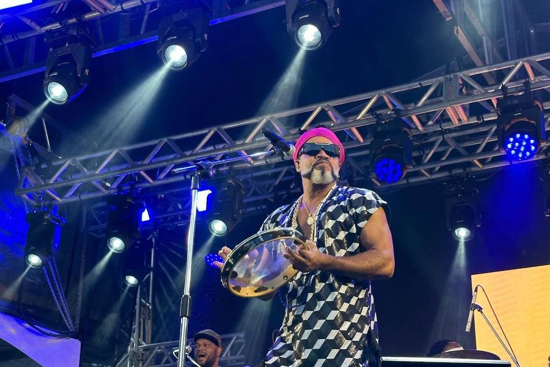 Carlinhos Brown durante apresentação na Parada Inglesa