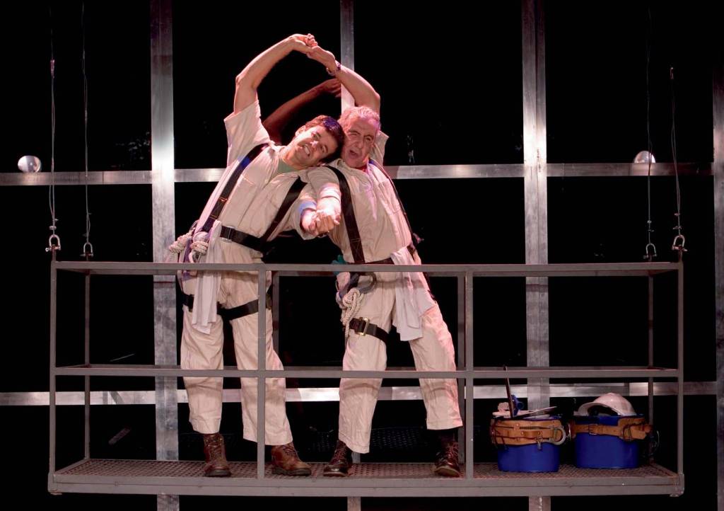 Elias Andreato e Claudio Fontana vivem limpadores de janela em ‘Andaime’