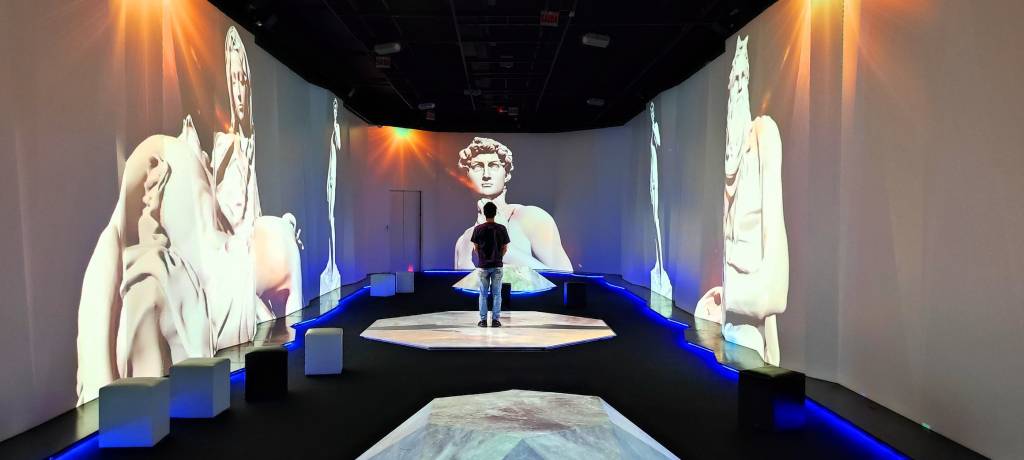 Exposição imersiva projeta obras de Da Vinci e Michelangelo; confira valores