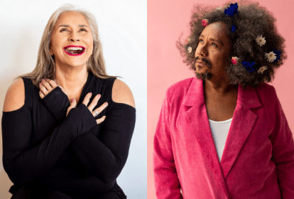 Imagem mostra mulher rindo ao lado de homem, com terno rosa e flores no cabelo