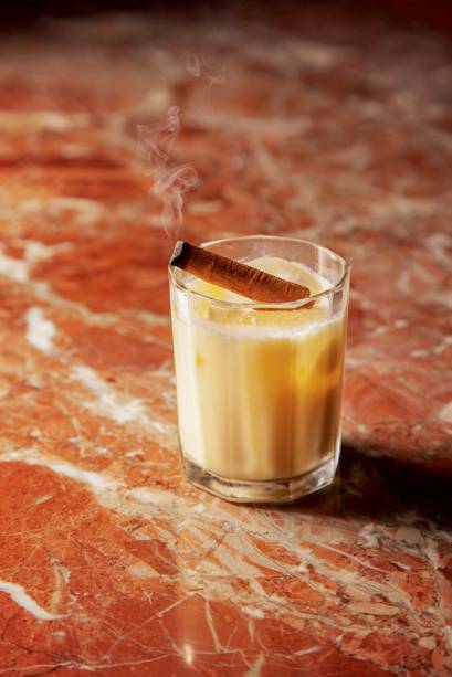 Milho colada: cachaça envelhecida, licor de milho, leite de coco e pau de canela