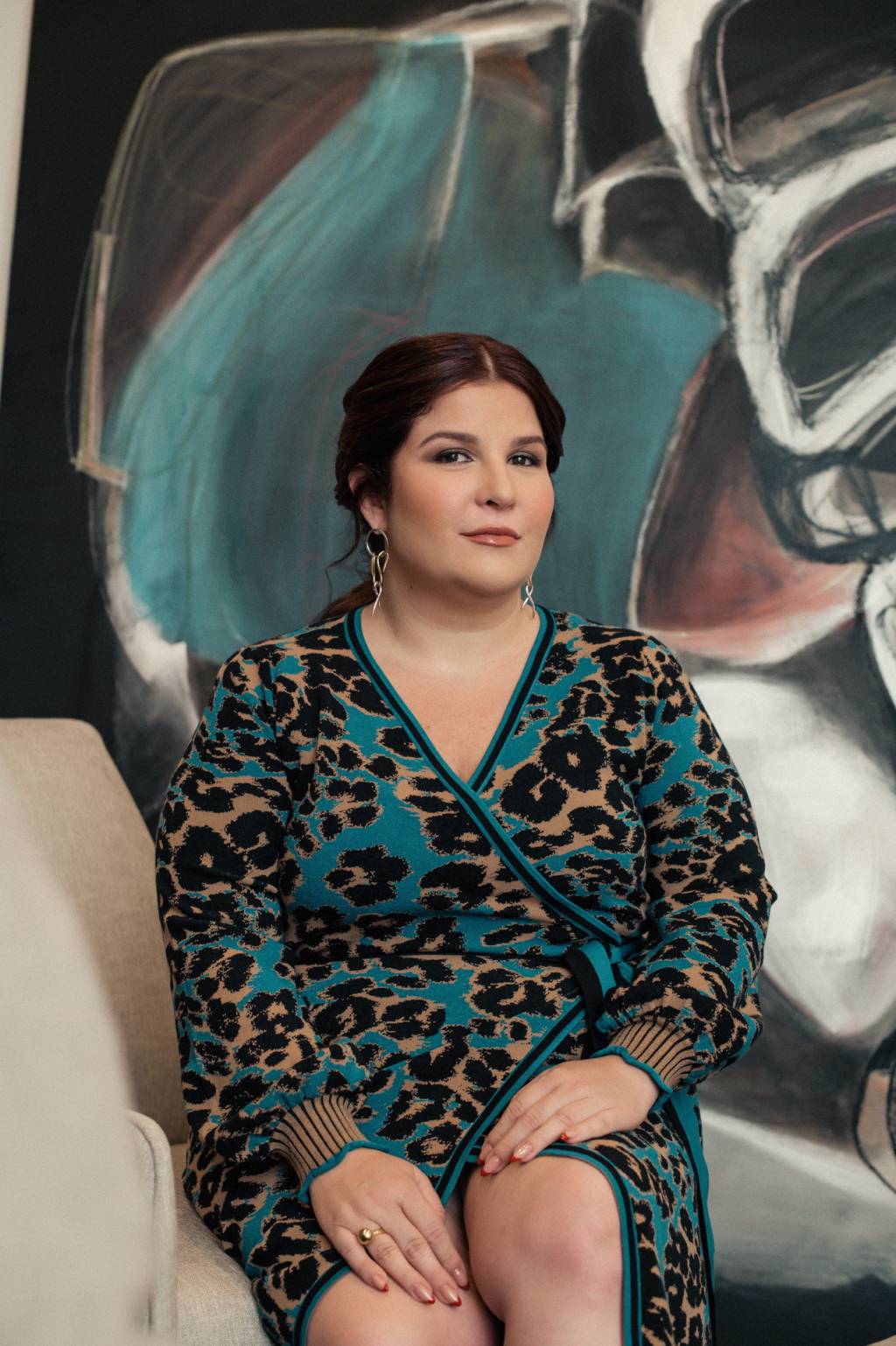 Ju Ferraz (Leca Novo-Divulgação) Mulher branca com coque encara a câmera e veste estampa verde escuro.