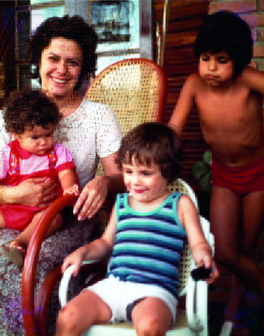 MENOR 1978 Elis Regina com Maria Rita no colo, ao lado dos irmãos Pedro Mariano (sentado) e João Marcello Bôscoli CRÉDITO Dario de Freitas_Divulgaçãojpg.jpg Imagem mostra mulher com três filhos ao seu lado