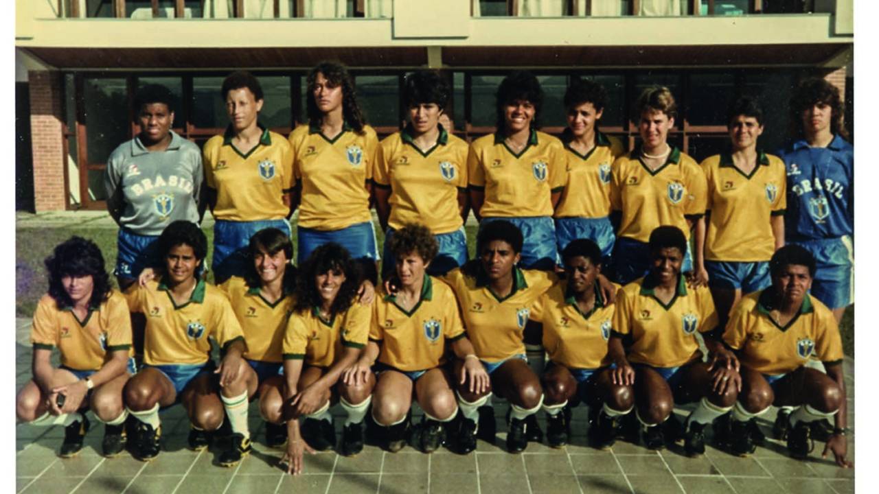 Imagem mostra elenco da seleção feminina de futebol em 1988