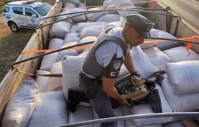 Polícia apreende duas toneladas e meia de maconha em carga de milho