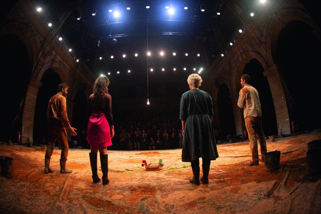 O elenco no teatro Paris-Vilette: aplausos de pé O elenco no teatro Paris-Vilette: aplausos de pé.