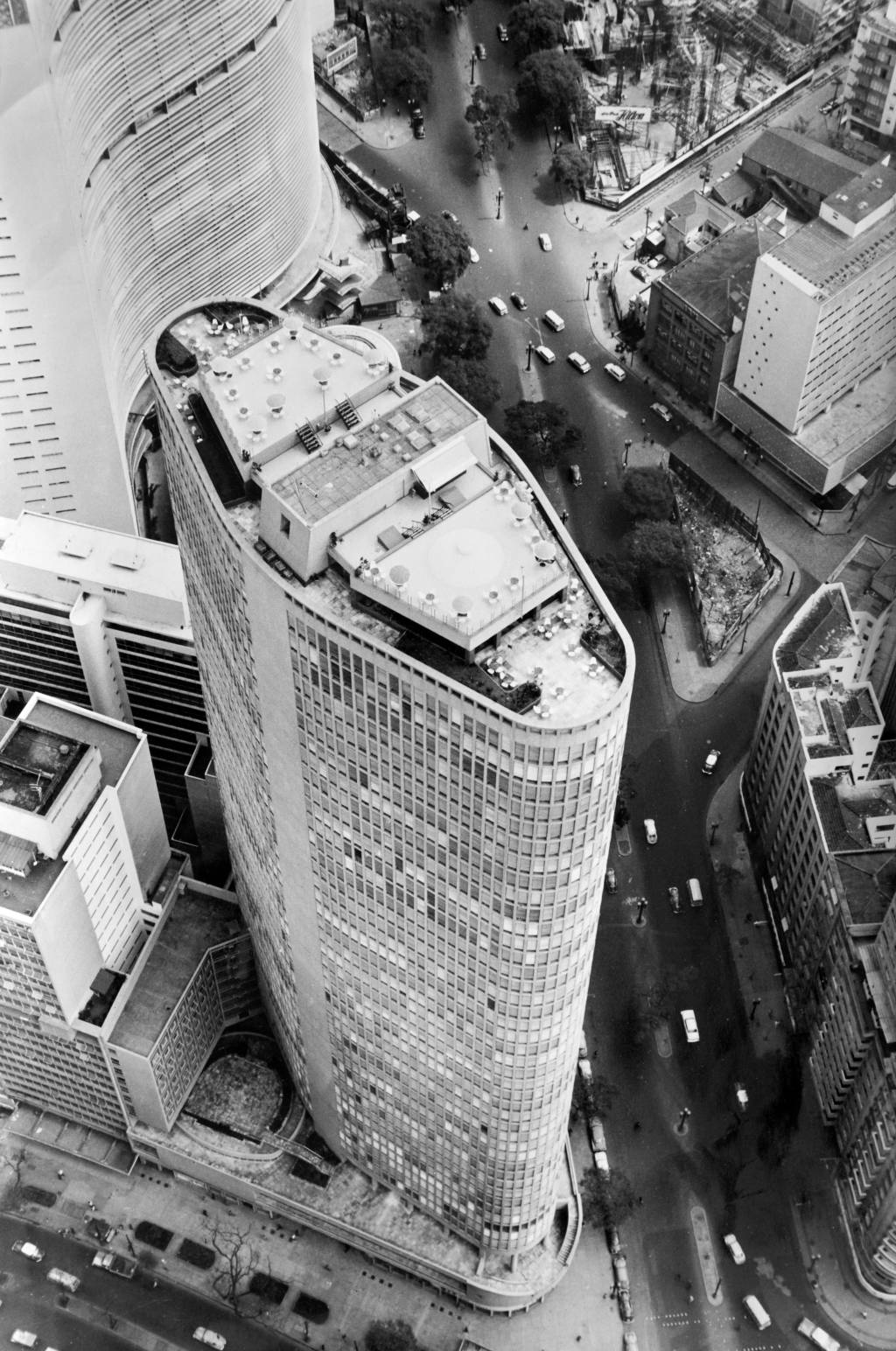 Terraço Itália_década 1960 Foto aérea em preto e branco exibe topo de edifício alto.