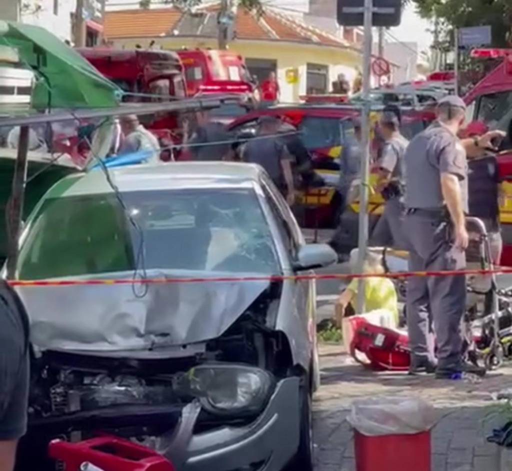 Carro atingiu feira na Zona Leste e deixou feridos.