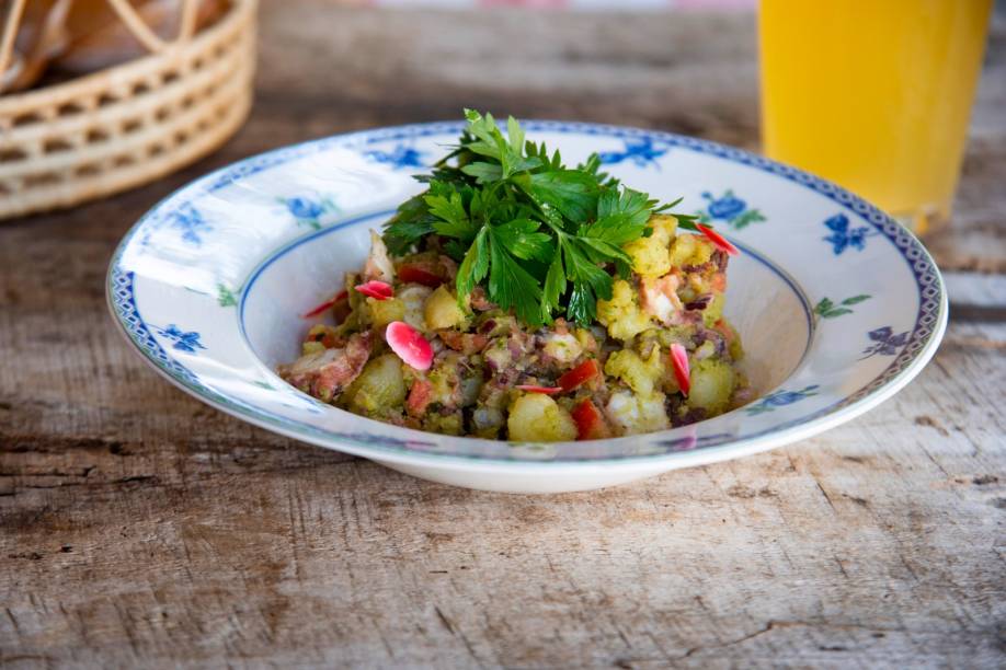 Polvo: com tomate,cebola, batata amassada e brotos