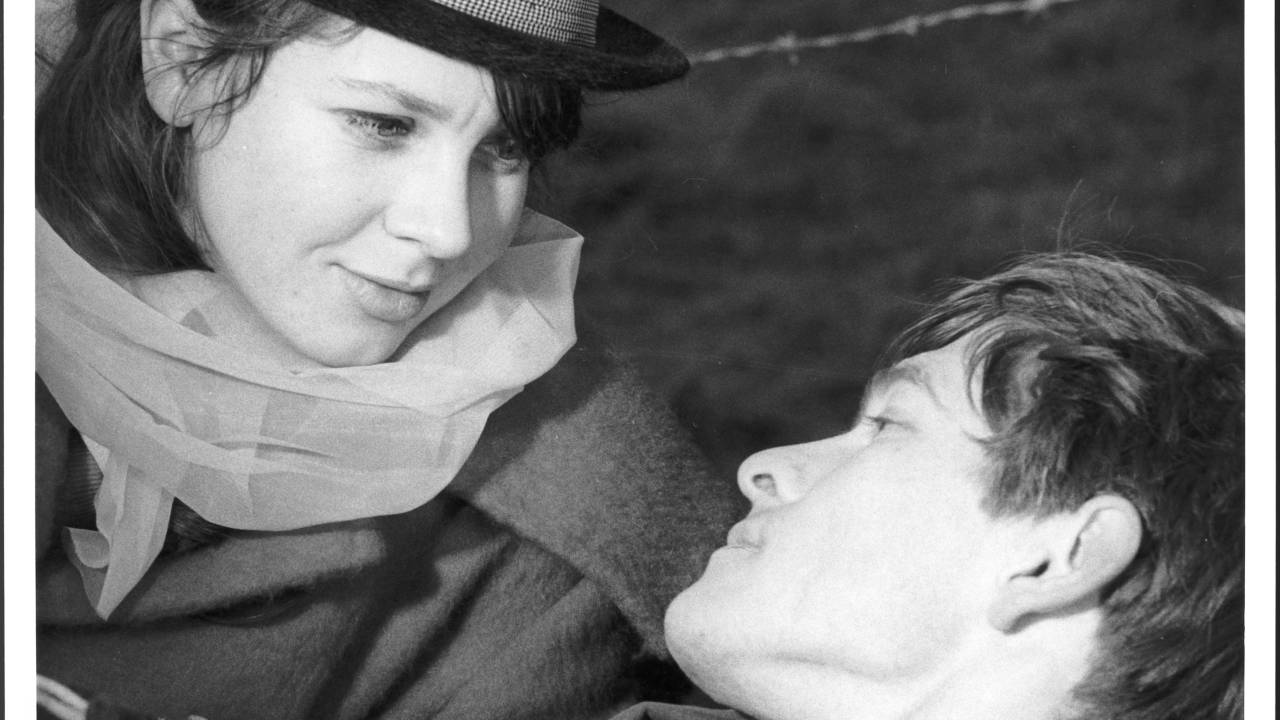 Mulher e homem em cena de filme em preto e branco