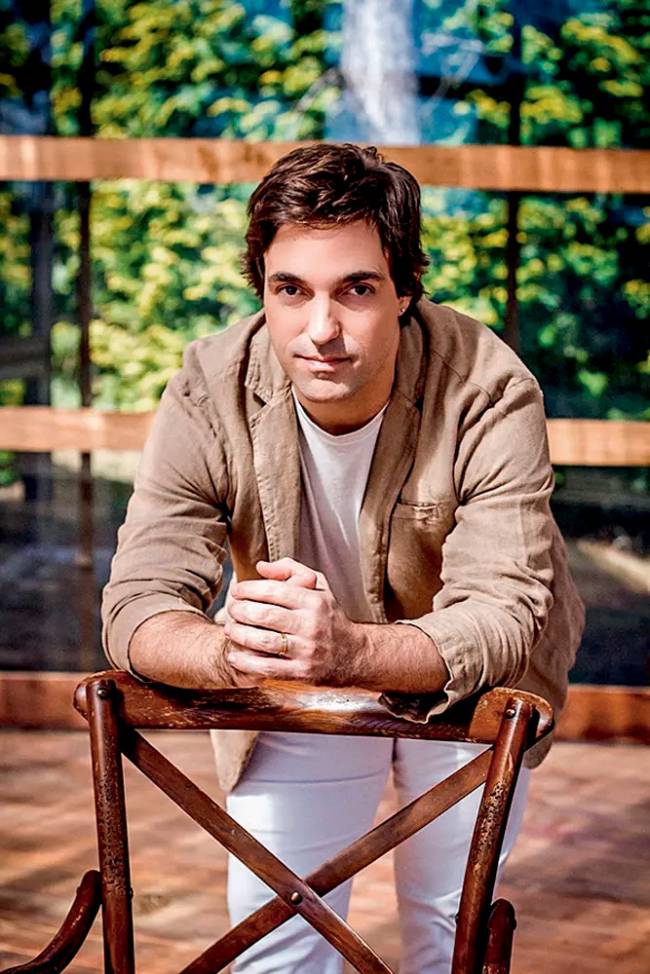image.png Homem de casaco claro sorrindo