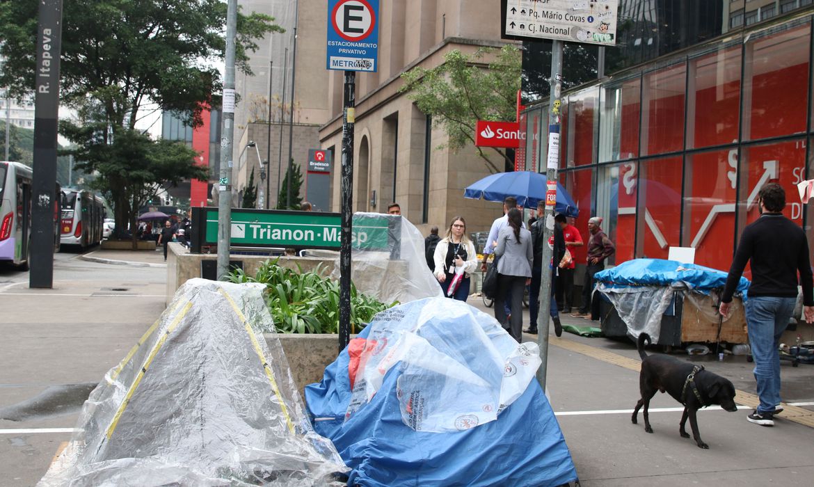 duas barracas na avenida paulista