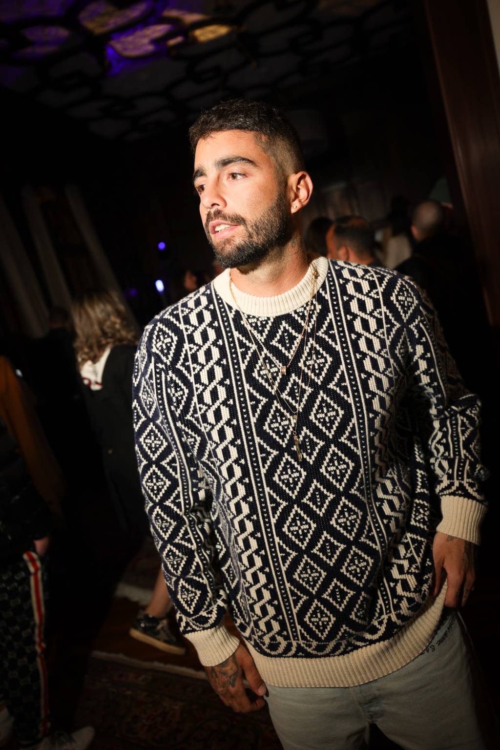 pedro scooby 3 Homem de barba olha para a esquerda e veste suéter com estampa preto e branco.