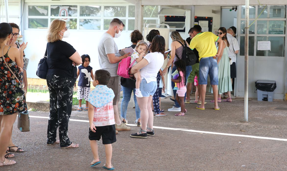 Fila de pessoas para se vacinar