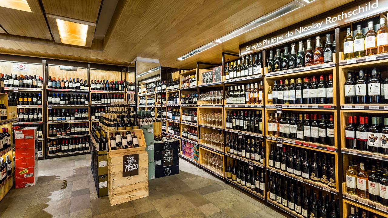 Adega de vinhos do mercado Empório Santa Maria.