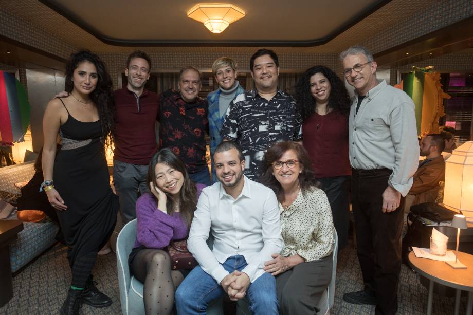 Vivianne Wakuda, Pedro Frade e Claudia Rezende a frente, Gabriela Del'Moro, Valdo Mendola, Arnaldo Lorençato, Ana Beloto, Saulo Yassuda, Cintia Oliveira e Sergio Minerbo atrás
